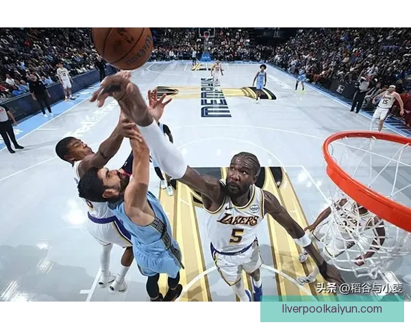 沃克在近期比赛中持续保持稳定表现，助力球队攻防两端。